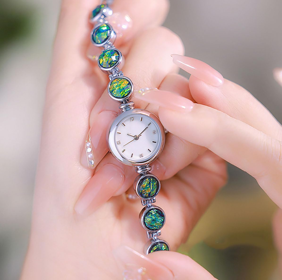 ADSBIAOYE Women's Watches Luxury Vintage Crystal Diamond Bracelet Watch Ladies Fashion Dress Quartz Wrist Watch Stainless Steel Waterproof Gift Watch (01 Silver)