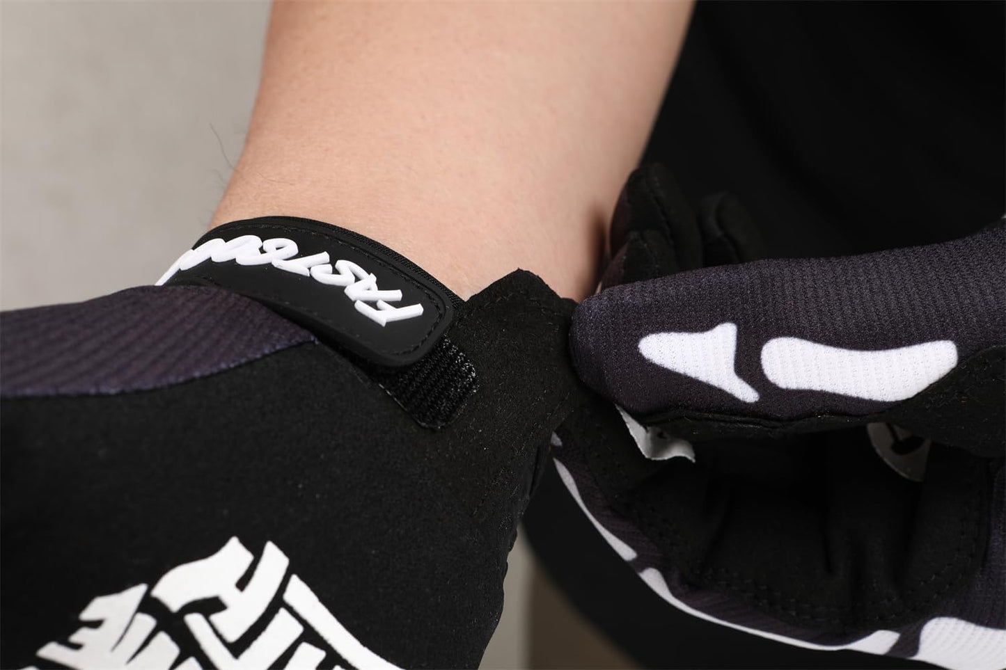 Skeleton Cool Motorcycle Bicycle Full Finger Off-Road Racing Gloves Outdoor Sports for Men Women & Mountaineering